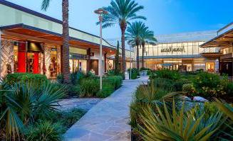 美国GGP购物中心的棕榈树和零售商店